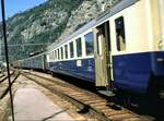 Bei der BLS fährt ein Zug aus Brig aus, bestehend aus Re 4/4 (BLS) und Wagen SBB 1./2.