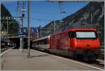 Eine SBB Re  460 schiebt ihren IC aus EW IV Wagen durch den Bahnhof von Göschenen in Richtung Norden.