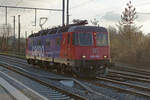 Die gegenwärtig neuste Refit 3 Re 620 006-7  Turgi  auf Rangierfahrt im Gegenlicht in Gerlafingen am 8.