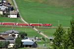 RhB Ge 4/4 II Nr.615 von der Kirche mit dem vom Blitz abgeschlagenen Turm bei Celerina am 17.08.2009.