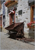 In Vers l'Eglise entdeckte ich diesen Feldbahnwagen, dem das örtliche Museum sogar ein kurzes Stück Gleis offeriert hat. 
6. Juli 2016