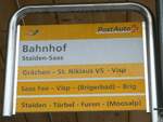 (250'372) - PostAuto-Haltestellenschild - Stalden-Saas, Bahnhof - am 23. Mai 2023