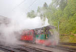   50 Jahre BC - MEGA STEAM FESTIVAL der Museumsbahn Blonay–Chamby:  Sie wird nass und steht im selbst produzierten Nebel, die G 2/2 Krauss-Kastendampflok (Tramlok) Nr.