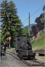 Festival Suisse de la vapeur 2026 (Schweizer Dampffestival 2026) - Die kleine Dampflok G 2/2 Ticino dampft in den Museumsbahnhof. Ein paar Worte zur G 2/2 Ticino: Von Alters her war die Magadino-Ebene eine fruchtbare Landschaft, bis 1515 ein Bergsturz die Gegend verw�stete. Mit dem Bau der Eisenbahn nach Locarno Ende des 19 Jahrhunderts wurde dann die Sumpflandschaft entw�ssert und der Ticino begradigt. Dazu erhielt das Consorzio Correzione del Fiume Ticino diese kleine G 2/2 Bn2t. Die Lok wurde von Arnold Jung in Jungenthal bei Kirchen im Jahre 1889 unter der Fabriknummer 59 gebaut. 1941 wurde die Lok abgestellt und am 20. Mai 2016 als Leihgabe der Familie Travani an Martin Horath abgegeben. Seit dem 3. Sept. 2016 f�hrt die Lok wieder. Auch wenn die Lok nicht so sch�n gl�nzt wie die SNCF 141 R 1244 mag ich sie ganz besonders, unter anderem auch da ich doch das allererste Mal, damals in Brienz (2018) auf einer Dampflok mitfahren konnte.
