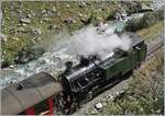 Die HG 4/4 704 dampft kurz nach Gletsch mit ihrem Zug der noch jungne Rhone entlang in Richtung Oberwald.