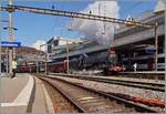 Die mächtige (ex.) SNCF Dampflok 141 R 568 der  L'Association 141R568  verlässt mit ihrem Extrazug den Bahnhof von Lausanne.