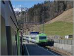 In Därstetten kreuzen sich jede zweite Stunde die RE Zweisimmen - Interlaken, und vermitteln dadurch eine (kleinen) Bahnhof voller EW III-Wagen...