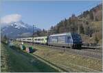 Die BLS Re 465 002 ist bei Mülenen mit einer EW III Komposition als Regioanlzug Spiez -Frutigen unterwegs.
