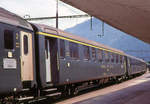 RIC Wagen Bauart Schlieren: Die BLS beschaffte solche Wagen schon 1950 (sp�ter A 17-40 030-039), 1955 (sp�ter A 17-40 040-041), 1956 (B 29-40 050-053), und 1963 (B 29-70 054-057). Die SBB beschafften diesen Typ 1954 (A 17-80 100-119) und 1956/7 (B 29-80 100-129); schliesslich folgten die 30 SBB Couchettes-Wagen 1960/61 (Bc 59-80 000-029). Wahrscheinlich war Bettzeug anf�nglich nicht vorgesehen, zumindest wiesen diese Wagen kein Dienstabteil auf, wo man solches h�tte verstauen k�nnen. Die t�rkische TCDD beschaffte 1961 ebenfalls 6 solche Wagen (AB 1341-1346); um 1970 befand sich ein dunkelblauer TCDD-Wagen im Zug nach Beograd, ziemlich sicher in einem Durchlauf M�nchen-Salzburg-Ljubljana-Beograd-Sofia-Istanbul. Zuletzt wurden BLS-A Wagen wegen des Mangels an SBB-A in SBB-internen Z�gen eingesetzt; BLS-B Wagen verkehrten im Durchlauf Bern-L�tschberg-Ventimiglia. Am Ende ihres Einsatzes in der Schweiz wurden einige SBB-Wagen zu HUPAC-Begleitwagen hergerichtet. Wie im Buch bzw. CD zum Eisenbahnwesen in Nord-Korea von Hayato Kokubu (Tokyo 2007) beschrieben, gelangten die BLS A-Wagen mit weichen Polstersitzen nach Nord Korea, wo sie ab 2002 anf�nglich f�r Z�ge an die chinesische Grenze in Hyesan (und damit f�r chinesische Reisegruppen) eingesetzt wurden. Der Autor zeigt einen vermutlich f�r Touristen gedachten Zug mit Elektro- und streckenweise Dampftraktion von der Hauptstadt Pyeongyang zu einem offensichtlichen Touristenort im Nordosten des Landes (Myohyang, via Kaechon und Kujang), der aus 3 grossen Wagen sowjetischen Typs und 4 sehr viel zierlicheren BLS-Wagen Bauart Schlieren mit deutlich kleinerem Profil und in tannengr�nem Anstrich besteht.  -- Aufnahme des SBB A 51 85 17-70 112 in Martigny, 29.Mai 1981   