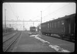 SBB Altbauwagen: An einem kalten 28.Februar 1969 steht der alte B 20-03 297 in Stein-S�ckingen, am Schluss eines damals noch existierenden Zuges von dort nach Winterthur. Der Wagen ist einer der ersten geschweissten (nicht mehr genieteten) Altbauwagen aus den Jahren 1932-1935. Links f�hrt ein G�terzug mit Ae6/6 11501 durch. 