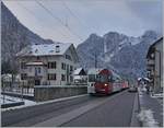 Mit dem Bt 221 an der Spitze verlässt ein TPF Regionalzug nach Bulle Montbovon, wo wie hier zu sehen die Strecke einigen hundert Meter auf der Strasse verläuft.