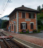 Der Schweizer Grenzbahnhof Camedo der FART - Ferrovie autolinee regionali ticinesi hier am 02 August 2019.

Camedo ist ein Ort der Gemeinde Centovalli im Kanton Tessin in der Schweiz. Der Bahnhof ist der letzte auf der Schweizer Seite bei km 13,06 der Centovalli-Bahn, bzw. der von der FART (Ferrovie autolinee regionali ticinesi) als Centovalli-Bahn betrieben wird, 600 m weiter ist die schweizerisch-italienische Grenze. Der nächste Bahnhof ist Ribellasca, der von der italienischen SSIF (Società subalpina di imprese ferroviarie) betrieben wird und ab hier beginnt dann die Valle Vigezzo bis Domodossola.

Ausgehend von Bahnhof Locarno (km 0,0) führt die Bahnlinie unterirdisch bis zum Haltepunkt Solduno San Martino, wo die Tunnelstrecke endet. In Ponte Brolla verlässt die Trasse das Maggiatal und durchquert in westlicher Richtung das Pedemonte bis nach Intragna. Hier beginnt das eigentliche Centovalli, das bis zur Grenze nach Italien bei Camedo so genannt wird, gleichzeitig beginnt hier der stärkere Anstieg der Strecke. Nach der Grenze durchfährt die Bahn das Valle Vigezzo mit den größeren Orten Re, Malesco und Santa Maria Maggiore, wo mit 836 m der höchste Punkt erreicht wird. 

Es folgt ein zunächst sanfter, dann immer steilerer Abstieg entlang der südlichen Talflanke bis zur Station Trontano. Zwischen Trontano und Masera im Tal des Toce erreicht die Strecke das maximale Gefälle von 60 Promille und die kleinsten Kurvenradien mit 50 m. Nach kurzer Querung des Tocetals wird die unterirdische Endstation unter dem Bahnhof Domodossola erreicht.