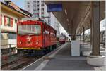 Der CJ Gem 2/2 521 (UIC 90 85 856 0521-9) wartet in La Chaux de Fonds, um nach der Abfahrt des GTW im Hintergrund wenig östlich von La Chaux-de-Fonds in  La Joux-Perret  Güterwagen für