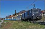 Die MOB GDe 4/4 6002 ist mit einem Extrazug in Richtung Montreux bei Planchamp unterwegs.