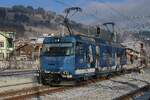 MOB 8001 setzt sich vor der Golden Pass Panoramic Express in Zweisimmen am 31 Dezember 2025.