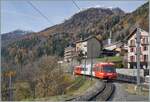 In Finhaut erreicht ein Regionalzug nach Martigny den Bahnhof. Der eingesetzten Triebwagen ist der TMR BDeh 4/8 21. Die Warnschilder sind verschwunden, die Z�ge werden nur aus der Fahrleitung versorgt, die jedoch in Richtung Martigny einige hundert Meter hinter dem Bahnhof endet. Der Fotostandpunkt d�rfte ziemlich genau dem aus den Jahre 1998 entsprechen. 

19. Nov. 20253 
