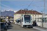 Der TPC ASD ABe 4/8 473 ist als R71 von Les Diablerets nach Aigle unterwegs und verlässt nach einem kurzen Halt in Aigle Place du Marché die Haltestelle. 
Die Haltestelle Aigle Place du Marsche ist nun mit einem Bahnsteig versehen worden und befindet sich gut 50 Meter nördlicher der  alten  Haltestelle. Zudem wurden wie bereits erwähnt neue, den alten sehr gut nachempfundene Fahrleitungsmasten aufgestellt. Auf diesem Bild sind die neuen Fahrleitungsmasten N° 65, 63 und 61 zu sehen. Hinter meinem Rücken befinden sich die Masten N° 67, 71 und 73, die Nummer 69 fehlt.  

9. Februar 2026