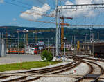 Bahnhof Bulle (FR) am 28.05.2012: Hinten vorm Bahnhof ist der tpf - La Gruyère Meterspurtriebwagen BDe 4/4 – 141 „Gruyères“ mit zwei Personenwagen abgestellt. Rechts dahinter hatten wohl schon die Bauarbeiten für den neuen Bahnhof begonnen.

Die BDe 4/4 Nummer 141 und 142 sind elektrische Meterspur-Triebwagen. Sie wurden 1972 von der Chemins de fer fribourgeois Gruyère–Fribourg–Morat (GFM) beschafft. Hergestellt wurden sie von Schindler Waggon (mechanischer Teil) und SAAS - Société Anonyme des Ateliers de Sécheron (elektrischer Teil). 
