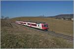 Der Travys RBDe 560 384-0 (RBDe 560 DO TR 94 85 7 560 384- CH-TVYS)  Lac Brenet  mit B und ABt ist als Regionalzug von Le Brassus nach Vallorbe kurz vor Les Charbonnières unterwegs.