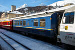 Der RhB „Gourmino“ Speisewagen WR 3810, ex RhB Dr4ü 3810, ex Mitropa Dr4ü 10, am 20 Februar 2017 eingereiht in einem Personenzug im RhB Bahnhof St.