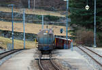 Ein Personenzug mit Güterbeförderung (PmG) der Rhätischen Bahn / Ferrovia retica (RhB) fährt am 20 Februar 2021 vom RhB Bahnhof Brusio weiter in RichtungTirano. Der Zug bestand aus dem führenden beiden RhB ABe 4/4 III - 52  Brusio   und 51  Poschiavo  mit zwei angehangen vierachsigen RhB Kesselwagen vom Typ Za der Serie 8105 – 8150.