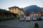 Links der das Empfangsgebude vom FS Bahnhof Tirano an der normalspurigen Bahnstrecke Sondrio–Tirano (RFI 26 / Kursbuchstrecke 180) der Ferrovie dello Stato (FS) hinten rechts der RhB Bahnhof Tirano der meterspurigen Berninabahn der Rhtischen Bahn (RhB) am frhen Morgen vom 20 Februar 2017. 

Beide Bahnhfe sind jeweils die Endbahnhfe ihren Strecken. Fr die Berninabahn fungiert er als Grenzbahnhof, zudem handelt es sich um die einzige RhB-Station, die nicht in der Schweiz liegt, sowie um die tiefstgelegene RhB-Station.

Der Bahnhfe sind auf einer Seehhe von 429 Metern, der FS Bahnhof wurde 1902 gemeinsam mit der neu erbauten Strecke von Sondrio erffnet. Die Anordnung des Empfangsgebudes in Seitenlage war eine Bauvorleistung fr die damals projektierte aber nie realisierte Weiterfhrung in Richtung Bormio. Im Juli 1908 wurde dann der RhB Bahnhof erffnet. 