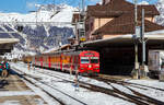 Der RhB Regio der Engadinerlinie (Pontresina - Sagliains - Scuol-Tarasp) hat am 20 Februar 2017 den Bahnhof Pontresina Steuerwagen voraus erreicht. Vorne der RhB Steuerwagen mit zweite Wagenklasse- und Gepckabteil BDt 1721, dann 3 Reisezugwagen der 2. Wagenklasse sowie als Lok die RhB Ge 4/4 II – 624 „Celerina/Schlarigna“.