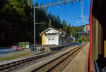 Der gemeinsame RhB Bahnhof Versam - Safien in der Rheinschlucht (Ruinaulta) am 07 September 2021, aus einem RhB-Zug heraus.

Die wohl mit 3,7 km längste und spektakulärste Bahnhofstraße verbindet das Dorf Versam mit dem Bahnhof Versam - Safien, welcher mitten in der Rheinschlucht liegt. Das Dorf Safien liegt noch viel weiter weg.