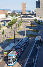 Die VBZ-Tram - Be 5/6 3028, eine Bombardier Cobra, als Linie 4 zum Bf. Tiefenbrunnen am 07.06.2015 beim Halt an der Station Technopark (Zürich). Blick von unserem Hotel.

Auch wenn das Cobra-Tram nur in Zürich fährt, handelt es sich mit 88 Fahrzeugen um eine beachtlich große Flotte, die Stückzahlmässig von einigen Konkurrenzangeboten nie erreicht wurde.

Die Idee und Entwicklung zum heutigen Cobra-Tram geht bis ans Ende der Achtzigerjahre zurück. Das Rollmaterial-Konsortium „Züri-Tram“ begann mit der Entwicklung eines eigenen niederflurigen Trams. Hinter diesem Konsortium standen die langjährigen Zürcher Hauslieferanten Schindler Waggon (SWP; Wagenkasten, mechanische Teile), Schweizerische Industrie-Gesellschaft (SIG; Fahrwerk) und BBC respektive Asea Brown Boveri (ABB; Traktionsausrüstung, elektrische Teile). Im Vordergrund standen bei der Entwicklung die Normalien der Zürcher und Basler Tramnetze, wo man die Kunden für das Fahrzeug ortete. Dennoch war es Juni 2001, als das erste fertige Fahrzeug der Öffentlichkeit präsentiert wurde. 

Ein langes Verfahren bei der Beschaffung der Fahrzeuge, technische Schwierigkeiten und die grundlegenden Veränderungen bei der schweizerischen Rollmaterialindustrie führten zu dieser Verzögerung. Durch Übernahmen bestand das Konsortium letztendlich aus Bombardier Transportation Schweiz (Federführung), Alstom und Alusuisse Road & Rail. Ursprünglich waren die Fahrzeuge beim Hauptlieferanten Schindler Waggon Pratteln (SWP) bestellt worden. Die Schindler Holding verkaufte 1997 ihre Rollmaterial-Tochtergesellschaft Schindler Waggon an Adtranz, die wiederum 2000/2001 von Bombardier Transportation übernommen wurde. Die SIG Holding, die ihre Schienenfahrzeugsparte bereits in einem Joint-Venture mit dem Fiat-Konzern zusammengelegt hatte, verkaufte später ihre Anteile an der Fiat SIG Schienenfahrzeuge AG, die schließlich mit der kompletten Fiat-Schienenfahrzeugsparte von Alstom übernommen wurde.

Heutzutage gehört  die Cobra   bzw. Gelenkmotorwagen Be 5/6 zu Zürich wie das Matterhorn zu Zermatt.

Das Tram vom Typ Cobra wurde eigens für die spezifischen Voraussetzungen der Stadt Zürich entwickelt. Zu berücksichtigen waren u.a. starke Steigungen (bis zu 77 Promille bei jeglicher Witterung), enge Kurven (R 14 m), städtebauliche Vorgaben bei Trassees und Haltestellen, die große Passagierzahl (0.5 Mio. Personen pro Tag) sowie kurze Fahrgastwechselzeiten. Das Cobra-Tram schöpft mit seiner optimalen Länge und Breite sowie mit seinen sieben breiten Türen die Platzverhältnisse maximal aus. Die Einzelradfahrwerke mit Radialsteuerung und seitenselektivem Antrieb verhindern lästiges Kurvenquietschen. Die durchgehende 100%-Niederflur-Konstruktion ermöglicht ein bequemes Ein- und Aussteigen, insbesondere für ältere Menschen, Personen mit Rollstühlen und Kinderwagen. Ein modernes Innen- und Außendesign sowie eine Klimaanlage in den Seriefahrzeugen runden das Profil dieses neuen Flaggschiffes der VBZ bzw. VBG ab. 

Die Fahrzeuggeometrie passt  sehr gut zum Anforderungsprofil, insbesondere konnten hinter dem Führerstand und am Fahrzeugende normal breite Einstiege konzipiert werden. Wären wie beim Tram 2000 nur vier der sechs Achsen angetrieben, könnte die Forderung nicht erfüllt werden, dass bei Ausfall eines Drehgestells noch mind. 40% Adhäsionsgewicht bleiben muss. Da beim Cobra die Fahrmotoren längs angeordnet sind und jeweils zwei Räder hintereinander antreiben, musste tief in die Trickkiste gegriffen werden: Das mittlere Fahrwerk ist nur links angetrieben, so dass es rechts zwei unangetriebene Losräder hat, zwischen welchen eine der sieben Türen angeordnet ist. Damit dürfte es sich beim Cobra um das allererste asymmetrisch angetriebene Schienenfahrzeug weltweit handeln (an der linken Seite sind alle sechs Räder angetrieben und an der rechten Seite / Einstiegsseite lediglich 4).

Die Gelenktreibwagen sind fünfteilig, die Endeinheiten und das Mittelteil ruhen auf den Drehgestellen, die Zwischenteile sind als Sänften ausgeführt. Die Triebwagen sind Einrichtungfahrzeuge (für eine Fahrtrichtung)  und besitzen nur an der rechten Seite Einstiegstüren.

Technische Daten:
Typ: Einrichtungs -Gelenkmotorwagen Be 5/6  „Cobra“
Spurweite: 1.000 mm
Anzahl der Fahrzeuge: 8 in vier Serien (Von 2000 bis 2010)
Gesamtlänge:  36 m
Achsabstände: 3.250 / 9.100 / 3.250 / 9.100 / 3.250 mm
Breite:  2.400 mm
Höhe: 3.600 mm
Gewicht : 39.2 Tonnen
Sitzplätze:  96
Stehplätze: 142 (bei 4 Personen pro m2
Geschwindigkeit max.:  70 km/h
Anzahl Türen:  7 (je 1.300 mm breit)
Radpaare:  6 in 3 Fahrwerken
Raddurchmesser neu:  560 mm
Raddurchmesser abgenutzt:  500 mm
Anzahl Motoren:  5
Motorenleistung:  5×125 kW = 625 kW
Stromsystem: 600 V DC
Anzahl Stromabnehmer:  1
Einstiegshöhe bei leerem Fahrzeug:  35 cm
IGBT Wechselrichter mit Rekuperationsmöglichkeit  ermöglicht Energierückgewinnung beim Bremsen und damit höheren Wirkungsgrad
Betreiber:  Verkehrsbetriebe Zürich (VBZ) und Verkehrsbetriebe Glattal (VBG) 