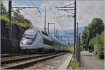 Der inoui TGV Rame 4715 bei Villeneuve mit eine blauen Zwergsignal, wie sie bei ETCS Betrieb Verwendung finden.