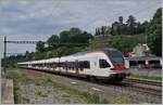 Die beiden SBB RABe 523 029 und 523 023 sind als R3 von Aigle nach Le Brassus/Vallorbe unterwegs und verlassen den Bahnhof von Clarens.