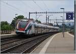 Der SBB LEX RABe 522 214 ist als Léman Express SL2 von Coppet nach Annecy unterwegs und verlässt Versoix in Richtung Genève.

Dieser Zug wurde erst nachträglich zum LEX RABe 522 umgerüstet, vorher wurde er unter anderem auf der Strecke Biel/Bienne - Meroux als  normaler  RABe 522 eingesetzt. 

28. Juni 2021