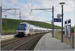 Mit dem SNCF Z 27692 an der Spitze und dem hier zu sehenden SNCF 27533 durchfährt ein mehrteiliger TER von Lyon auf der Fahrt nach Genève den Halt Russin. Der (Foto) - Blick in östlicher Richtung ist nicht nur infolge des Gegenlichtes weit weniger interessant als das Bild aus der Gegenrichtung. Immerhin sehr eindrücklich zeigt sich hier die ländliche Landschaft bei Russin, wenige Kilometer von Genève entfernt. 

26. Aug. 2024