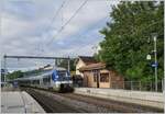 Mit dem SNCF Z 27692 an der Spitze durchfährt ein mehrteiliger TER von Lyon auf der Fahrt nach Genève den Halt Russin. 
Das Bild zeigt das typische, wohl noch aus der PLM Zeit stammende  Bahnhofsgebäude  sowie eine gut dazu passenden Warteraum.  

26. Aug. 2024