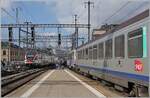 Die SNCF BB 22397 verlässt Genève mit ihrem TER 96634 nach Grenoble und ich konnte es mir nicht verkneifen, den Zug auch auch dieser Perspektive nochmals zu fotografieren und zu zeigen, denn