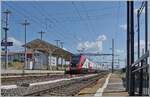 Da infolge Bauarbeiten zwischen Fribourg und Bern im Sommer 2025 nur  noch die Juras�dfuss Strecke die Verbindung zwischen der Westschweiz Richtung Z�rich zur Verf�gung stand, verkehrten einige Zusatzz�ge Lausanne  - Neuch�tel um die ICN zu entlasten. Im Bild ein SBB RABDe 502 Twidexx in Chavornay auf dem Weg nach Neuch�tel. Ansonsten verkehren diese Z�ge nicht auf der Jurafuss Strecke. 

5. Juli 2025