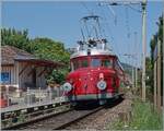 Nachdem die Reisegesellschaft in einem Weingut in Schafis sicherlich gut gespeist hatte, fuhr der OeBB RCe 2/4 607 (Baujahr 1938/Hersteller SLM, MFO, BBC und SAAS) wieder nach Balsthal zur�ck. Ich konnte den formsch�nen Leicht-Schnelltriebwagen bei der Durchfahrt in Ligerz fotografieren, wobei hier nur ein Teil des ehemaligen G�terschuppens zu sehen ist. Der RCe 2/4 607 war der letzte von sieben abgelieferten Roten Pfeilen. Der grosse Erfolg der eleganten Z�ge lies recht schnell die knappe Platzkapazit�t zum Problem werden und die Triebwagen wurden in der Folge vorwiegend im Gesellschaftsverkehr eingesetzt. 1974 kaufte die OeBB den RCe 2/4 607 und setzte den nun blau lackierten Triebzug zwischen Oensingen und Balsthal ein. Nach einer Revision 1988/89 fuhr er wieder als  Roter Pfeil  f�r die OeBB. In den Jahren 2022/23 versetzte die OeBB den Triebwagen dann in urspr�ngliche Form, wie er jetzt zu sehen und erleben ist. 19. Juni 2025