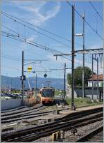 Von Orbe ist OC TRAVYS Be 4/8 N° 3 (94800 450 003-9 D-TVYS) als R13 in Chavonray angekommen und hält kurz vor der Fahrleitungstrennstelle welche den SBB Wechselstrom vom OC Gleichstrom