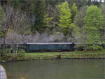 Train du Terroir.

Gepäckwagen F4ü 11827  auf dem Laufsteg  entlang der Areuse zwischen St-Sulpice und Fleurier. Mai 2024.