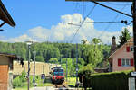 Ein Zug der S30 des Réseau express regional bourgeois fährt aus Léchelles aus zur Passhöhe von Grolley, gestossen von Triebwagen 560 258.