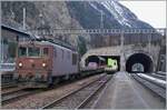 Die BLS Re 4/4 185 wartet mit ihrem AT1 Autotunnelzug in Goppenstein auf die Abfahrt nach Kandersteg.