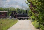 150 Jahre Emmentalbahn. 

E 3/3 853 der Jura-Simplon und Ed 3/3 3 'Langnau' der Emmentalbahn fahren mit ihrem Sonderzug Richtung Solothurn. In Wiler bei Utzensdorf wird das ungewöhnliche Gespann auch von Passanten mit grossem Staunen verfolgt, durchaus mit Augenzwinkern ist hier die Jubilarin im Vordergrund. Mai 2025.
