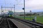 Die ehemalige VHB (Vereinigte Huttwil-Bahnen) / Strecke der ursprünglichen LHB(Langenthal-Huttwil-Bahn) / heute BLS S-Bahn Luzern S6 und S7: Einfahrt des Triebzugs BLS RABe 525 028 in Lindenholz