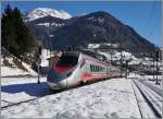 Ein FS ETR 610 verlässt den ohne Halt durchfahrenen Bahnhof Airolo Richtung Süden.