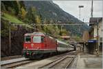 Die SBB Re 4/4 11112 fährt mit einem IR Richtung Norden durch den schon lange nicht mehr im Reiseverkehr genutzten Bahnhof von Wassen.