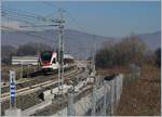 Der TILO RABe 524 105  Arbedo Castione  hat die  Confine de Stato  Schilder hinter sich gelassen und ist folglich in der Schweiz, die Stromumstellung von 3000 V Gleichstrom zu 15000 V Wechsstrom erfolgt in Kürze, gleich nach der Überquerung des Baches Gaggiolo.

5. Jan. 2019