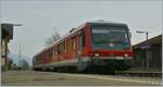 Der DB 628 287 / 928 287 auf der Fahrt nach Erzingen (Baden) beim Halt in Wilchingen - Hallau.