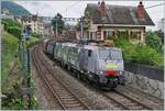 Die SBB NOVELIS  Re  189 990-5  Göttingen  (ES 64-F4-90 / UIC 91 80 6189 990-5 D-Dispo Classe 189VE) fährt mit ihrem hier nicht zu sehenden, recht langen, gemischten Novelis Zug auf dem Weg