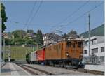 Die Bernina Bahn RhB Ge 4/4 81 der Blonay-Chamby Bahn ist mit ihrem recht gut besetzten Riviera Belle Epoque Zug von Chaulin auf dem Weg von Chaulin nach Vevey und wartet in St-Lgier Gare auf den