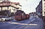 Ueberfuhr von der LEB in Lausanne Chauderon zur Umladestelle in Sébeillon: Tramwagen 751 bringt zwei gefüllte Zuckerrübenwagen von der LEB Station Lausanne Chauderon zur Umschlagstelle in Lausanne Sébeillon hinunter. Wagen 751 ist ein Motorwagen aus Zürich, wahrscheinlich die Nr. 1167. Jetzt trägt er einen Trolleybügel. 16.Oktober 1967   
